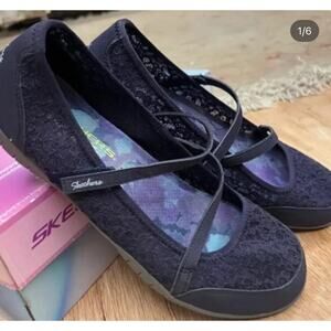 Skechers women’s navy blue lacey Mary Jane’s size 6